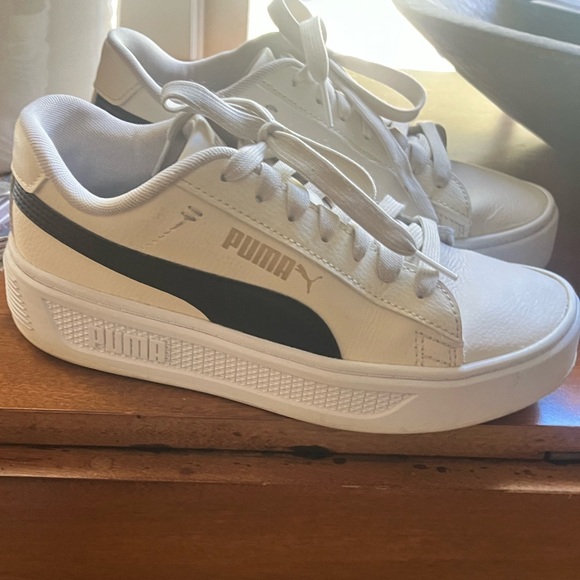 Puma Cream and Black Sneakers - Picture 1 of 2